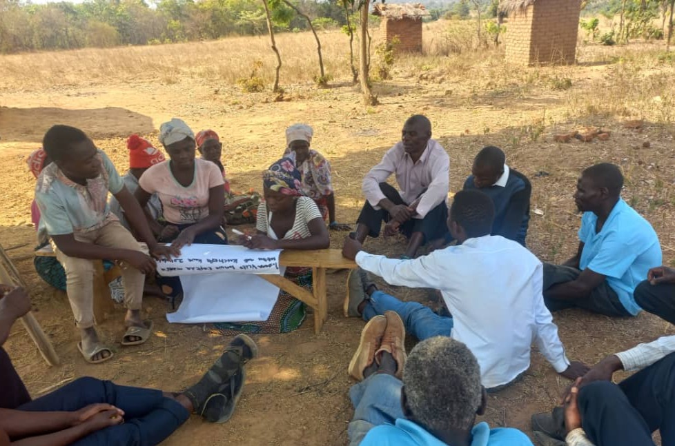 Mitglieder der Gemeinde Makanda entwickeln Strategien zum Umgang mit Klimaveränderungen. Foto: YSD Malawi.